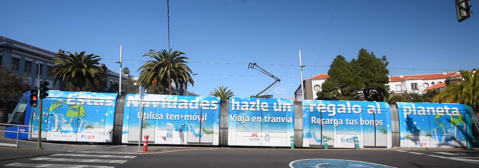 Tranvía rotulado con la campaña ‘Hazle un regalo al planeta. Viaja en tranvía’ circulando por la zona de la Universidad de La Laguna.